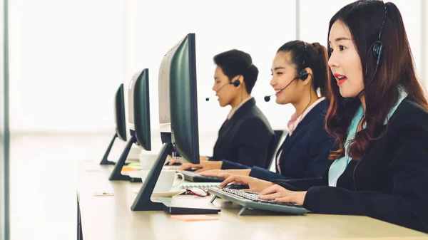 Des Gens Affaires Portant Casque Qui Travaillent Bureau Pour Soutenir — Photo