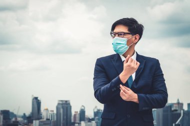 Coronavirus ya da COVID-19 yüzünden yüz maskesi olan genç bir ofis çalışanı..