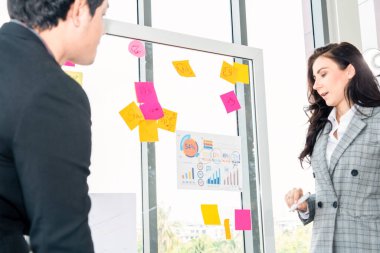 İş adamları proje planlama kurulunda çalışıyor