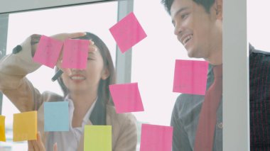 İş adamları proje planlama kurulunda çalışıyor