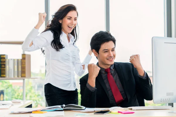 Dos empresarios felices celebran en la oficina — Foto de Stock