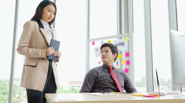 Pessoas de negócios infelizes disputam problema de trabalho no escritório — Fotografia de Stock