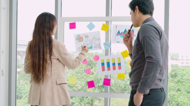 İş adamları proje planlama kurulunda çalışıyor