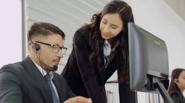 Ofiste çalışan kulaklık takan iş adamları.