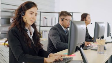 Ofiste çalışan kulaklık takan iş adamları.