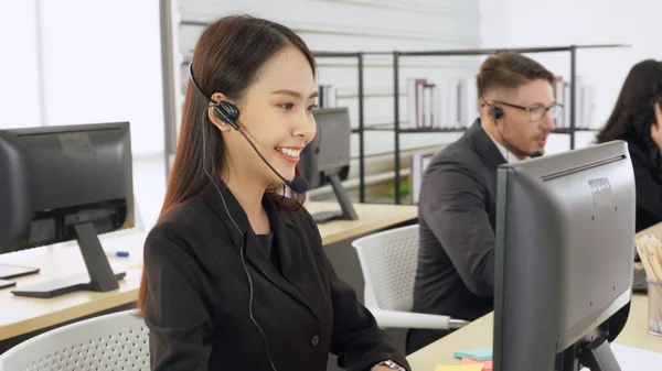 Geschäftsleute mit Headset arbeiten im Büro — Stockfoto