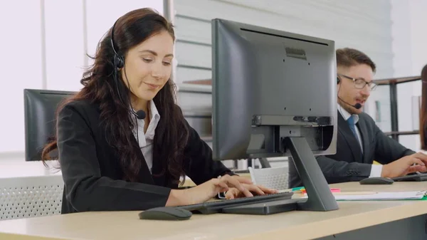 Gente de negocios con auriculares trabajando en la oficina —  Fotos de Stock