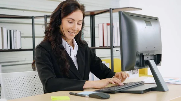 Geschäftsleute mit Headset arbeiten im Büro — Stockfoto