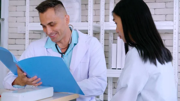 Medico in uniforme professionale che esamina il paziente in ospedale — Foto Stock