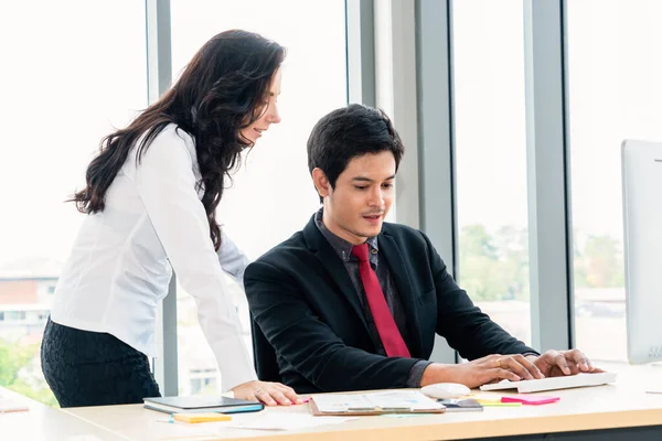 Dos empresarios hablan de estrategia de proyecto en la oficina — Foto de Stock