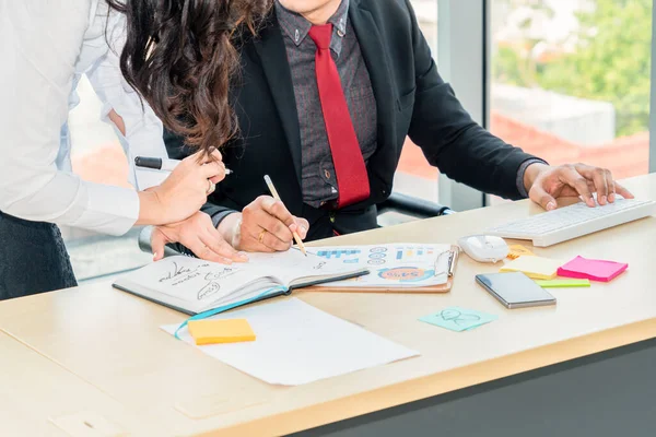 Due uomini d'affari parlano di strategia di progetto in ufficio — Foto Stock