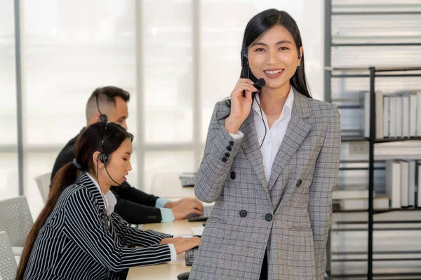 Gente de negocios con auriculares trabajando en la oficina — Foto de Stock