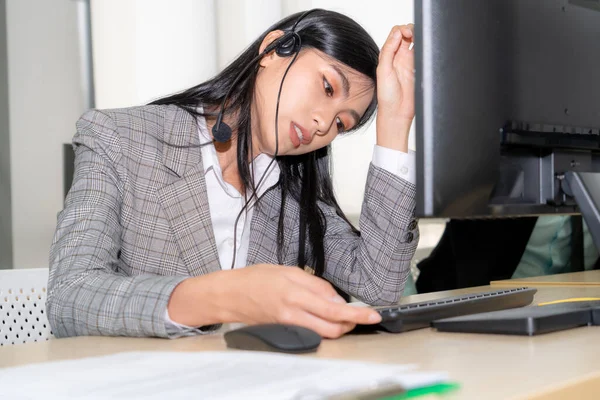 Empresários vestindo fone de ouvido se sentem infelizes trabalhando no escritório — Fotografia de Stock