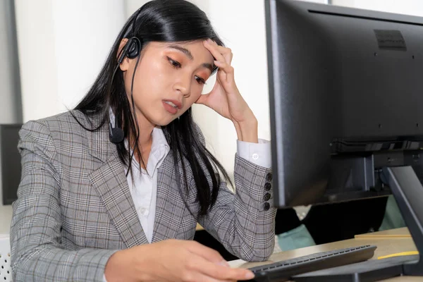 Empresários vestindo fone de ouvido se sentem infelizes trabalhando no escritório — Fotografia de Stock