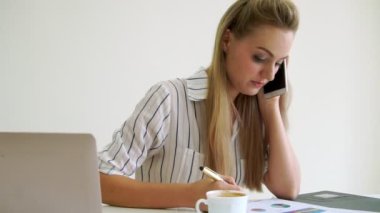 Modern ofiste çalışan sarışın bir iş kadını..