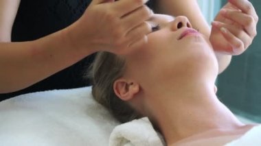 Kadın lüks kaplıcalarda yüz ve kafa masajı yaptırıyor..