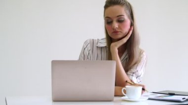 Modern ofiste çalışan sarışın bir iş kadını..