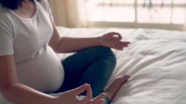 Mutlu hamile bir kadın ve evde bebek bekliyor..