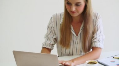 Modern ofiste çalışan sarışın bir iş kadını..