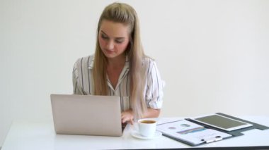 Modern ofiste çalışan sarışın bir iş kadını..