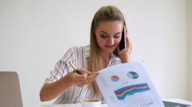 Modern ofiste çalışan sarışın bir iş kadını..