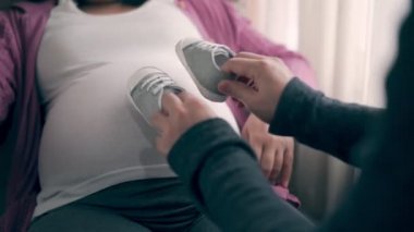 Hamile çift aşkı hisseder ve evde dinlenir..