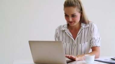 Modern ofiste çalışan sarışın bir iş kadını..