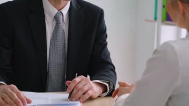 Yöneticiyle iş görüşmesinde iş arayan