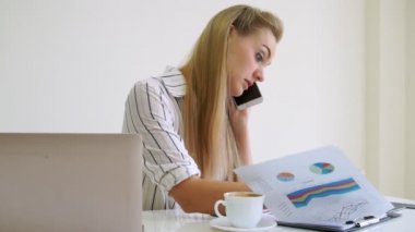 Modern ofiste çalışan sarışın bir iş kadını..