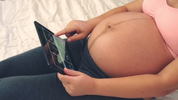 Lycklig gravid kvinna och väntar barn hemma. — Stockvideo