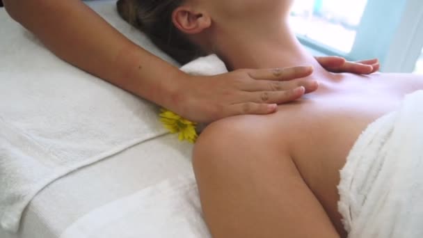 Mulher recebe massagem no ombro spa por terapeuta. — Vídeo de Stock