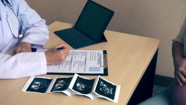 Gravid kvinna och gynekolog doktor vid sjukhuset — Stockvideo