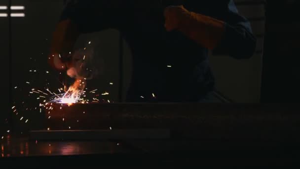 Soldador de metal trabalhando com máquina de solda a arco — Vídeo de Stock