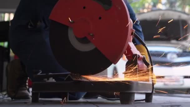 Mecánico profesional está cortando metal de acero. — Vídeos de Stock