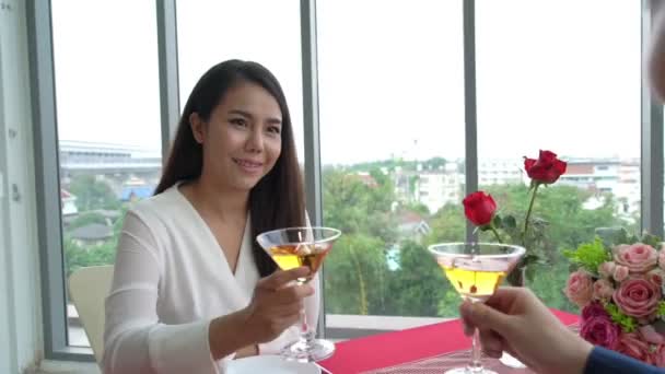 Glückliches romantisches Paar beim Mittagessen im Restaurant — Stockvideo