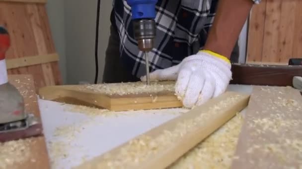 Snickare som arbetar med trähantverk vid verkstaden — Stockvideo
