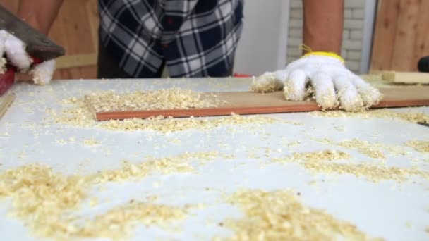 Carpintero trabajando en artesanía de madera en taller — Vídeos de Stock