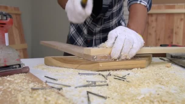 Tesař pracující na dřevěných řemeslech v dílně — Stock video
