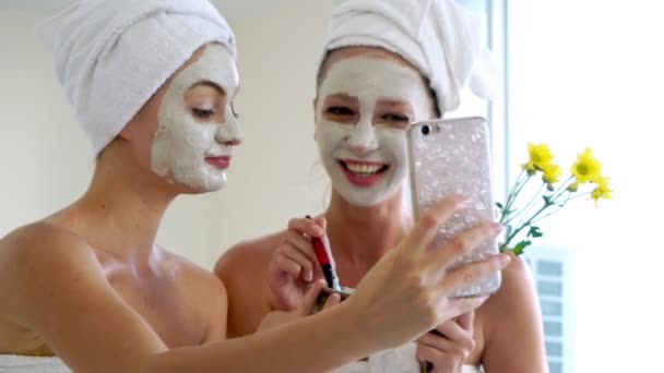 Hermosa mujer teniendo un tratamiento facial en el spa. — Vídeos de Stock