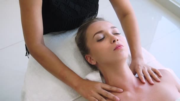 Mujer consigue hombro masaje spa por terapeuta. — Vídeo de stock