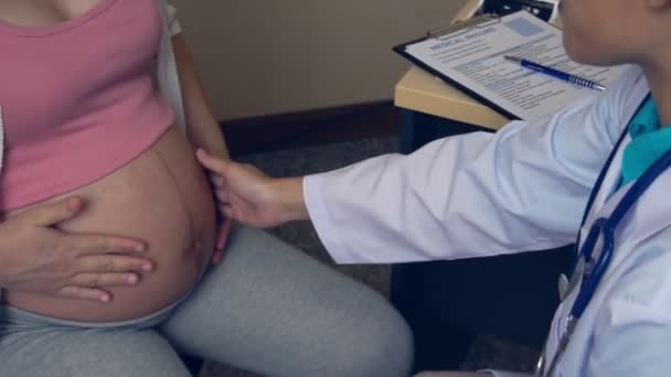 Femme enceinte et gynécologue médecin à l'hôpital — Video