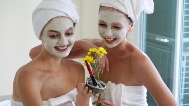 Hermosa mujer teniendo un tratamiento facial en el spa. — Vídeos de Stock