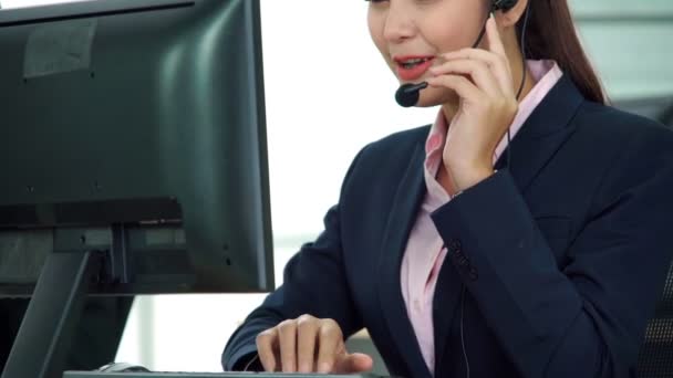 Geschäftsleute mit Headset arbeiten im Büro — Stockvideo