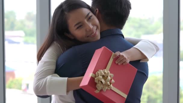 Romantikerpaar beschenkt Liebhaber im Restaurant — Stockvideo