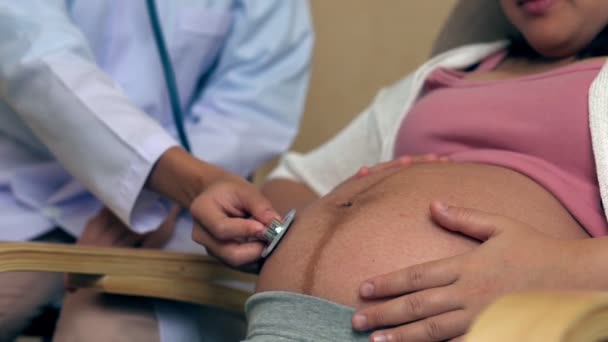 Gravid kvinna och gynekolog doktor vid sjukhuset — Stockvideo