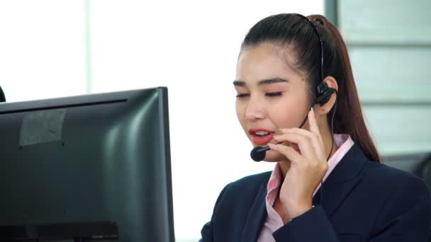 Affärsmän som bär headset och arbetar på kontoret — Stockvideo