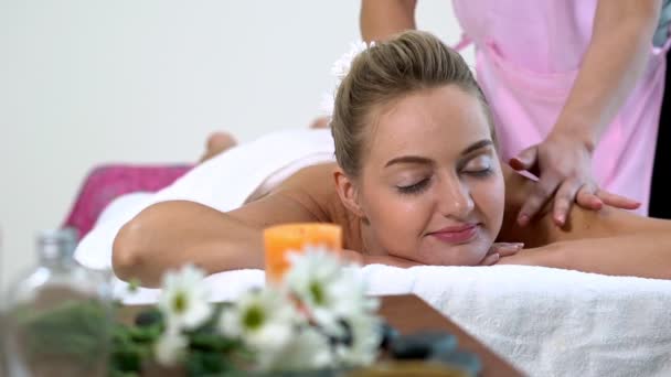 Femme obtient dos massage spa par massothérapeute. — Video