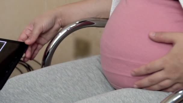 Gravid kvinna och gynekolog doktor vid sjukhuset — Stockvideo