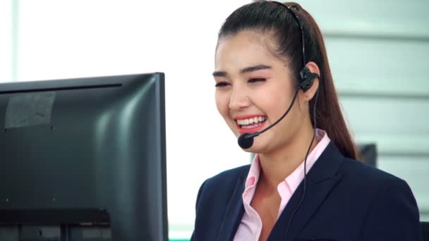 Affärsmän som bär headset och arbetar på kontoret — Stockvideo
