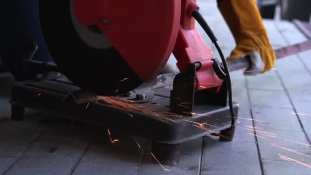 Meccanico professionista sta tagliando il metallo d'acciaio. — Video Stock